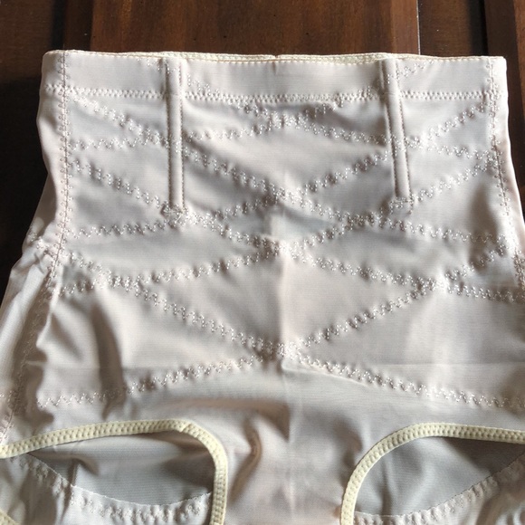 Women’s size medium shape wear underwear - Picture 2 of 5